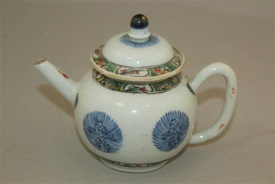 A Chinese famille verte and underglaze blue teapot and cover, Kangxi period, 12cm